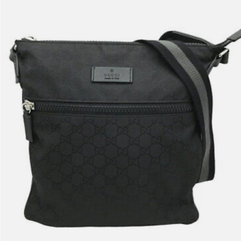 Gucci Nylon/Leather Trim messenger bag. Great crossbody bag! 11”H x 10.2W x .8D